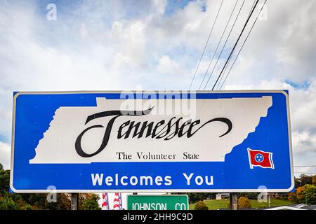 Ein Tennessee begrüßt Sie auf dem Autobahnschild, das die Staatsgrenze zu Tennessee markiert. Stockfoto
