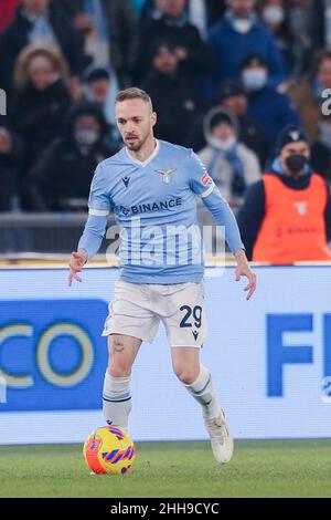 Der italienische Verteidiger Manuel Lazzari kontrolliert den Ball während des Fußballspiels der Serie A zwischen der SS Lazio und Atalanta im Olimpico-Stadion Roma in der Mitte Italiens am 22. Januar 2022. LazioÕs Stockfoto