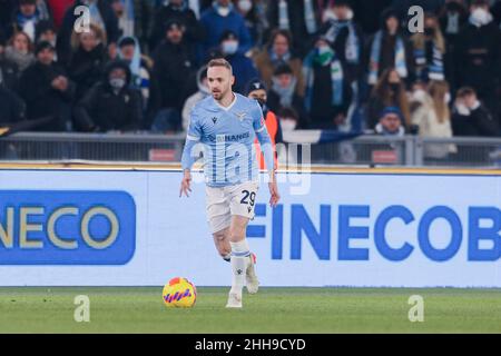 Der italienische Verteidiger Manuel Lazzari kontrolliert den Ball während des Fußballspiels der Serie A zwischen der SS Lazio und Atalanta im Olimpico-Stadion Roma in der Mitte Italiens am 22. Januar 2022. LazioÕs Stockfoto