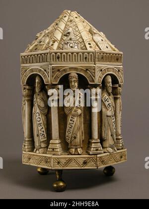 Turmreliquary mit acht Aposteln und den Symbolen der vier Evangelisten ca. 1200–1250 in deutschen Inschriften sind acht Apostel Jesu zu finden: Simon, Philippus, Matthäus, Andreas, Petrus, John, James und Paul. Eine große Anzahl von Reliquien, oft in Form von Knochen- oder Textilfragmenten, die mit einer heiligen Figur assoziiert sind, wurden in solchen Behältern untergebracht. Im Jahr 1200s wurde die Stadt Köln zum primären Zentrum in Deutschland für die Herstellung von Knochenhüllen in verschiedenen Formen. Turmreliquary mit acht Aposteln und den Symbolen der vier Evangelisten. Deutsch. Ca. 1200–1250. Knochen, vergoldet Kupfer alle Stockfoto