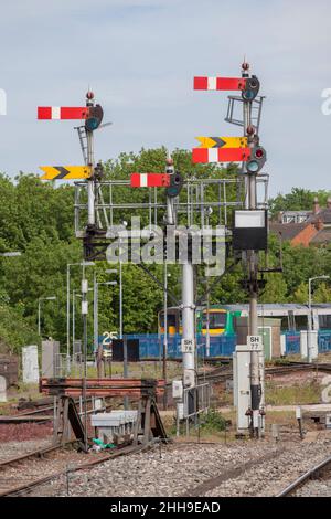 Große westliche Bahnhalterung Semaphore Signal mit Haus und entfernten Armen in Worcester Strauch Hill Stockfoto