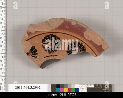 Terrakotta-Fragment eines loutrophoros (zeremonielle Vase für Wasser)? Ende des 7th. Jahrhunderts v. Chr. griechischer, attischer Teil des Randes und des Mundes eines Lutrophoros?; die Oberseite des Mundes hat Teile von drei Rosetten. Terrakotta-Fragment eines loutrophoros (zeremonielle Vase für Wasser)?. Griechisch, Dachboden. Ende des 7th. Jahrhunderts v. Chr.. Terrakotta; schwarze Figur. Archaisch. Vasen Stockfoto