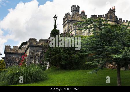 CONNEMARA, IRLAND; 21. JULI 2013: Seite der Klymore Abbey, zwischen Himmel und Natur. Stockfoto