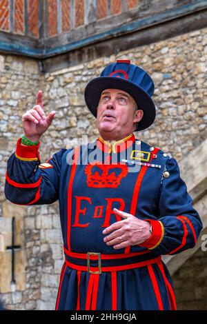 YEOMAN WARDER TOWER OF LONDON (1100 N. CHR.) LONDON VEREINIGTES KÖNIGREICH Stockfoto