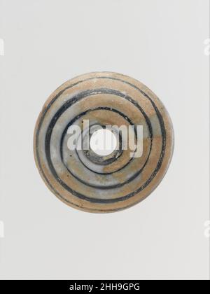 Glas-Spindel-Whorl ca. 1st–2nd. Jahrhundert n. Chr. Roman Durchscheinendes Kobaltblau, mit opaker weißer Spur.niedriger, gewölbter Körper, in der Mitte leicht abgeflacht; flacher Boden; vertikales Loch.Pfad, der in einer Spirale von der Mitte zur Außenkante auf die obere Oberfläche aufgetragen wird.intakter, aber leichter Span am unteren Rand; Einige dulling und Lochfraß, und Oberflächen weitgehend mit bräunlichen Emaille-wie Verwitterung bedeckt.Made durch Wicklung Spur in einer Spirale um Stab.Blau gewölbte Spindel-Whorl mit dicken weißen Spiralglasfaden.. Spindelwelle aus Glas Roman. Ca. 1st–2nd Jahrhundert n. Chr. Glas; stabförmig, gezogen und gewickelt. Früh bis mittelkaiserlich. Gl Stockfoto