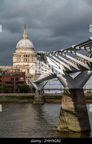 ST PAUL'S CATHEDRAL (1675-1710) MILLENIUM BRIDGE (1996-2000) & THE THAMES RIVER LONDON ENGLAND VEREINIGTES KÖNIGREICH Stockfoto