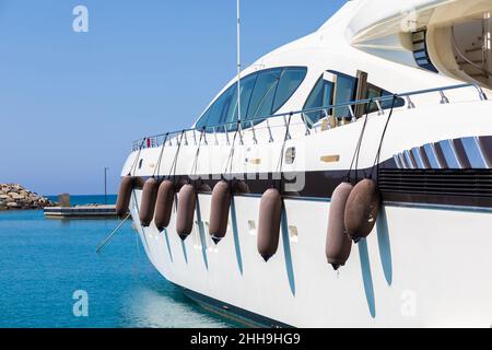 Ventimiglia, Italien - circa August 2021: yacht in Cala del Forte, an ist eine exquisite, brandneue, hochmoderne Marina in Ventimiglia, Italien, Stockfoto