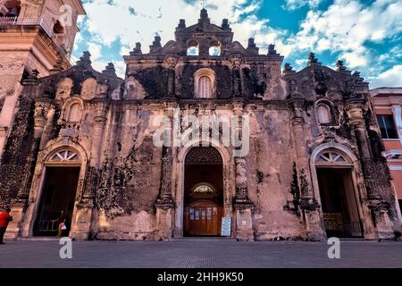 Außenansicht der Kirche La Merced, Granada, Nicaragua Stockfoto