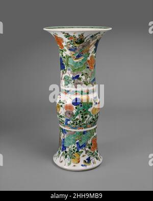 Vase in Form eines archaischen Bronzegefäßes mit Blumen und Vögeln Ende des 17th.–Anfang des 18th. Jahrhunderts China die Form dieser Vase stammt letztlich aus archaischen Gefäßen, die zum Servieren und Speichern von Weinen verwendet wurden. Die Dekoration von Blumen und Vögeln ist in der chinesischen Kunst allgegenwärtig; die Palette, die zur Dekoration des Stückes verwendet wurde, entwickelte sich jedoch im 17. Jahrhundert als eine Verfeinerung früherer Traditionen. Hören Sie zu, wie Experten die Geschichte dieses Kunstwerks beleuchten Hörspiel oder Pause #7438. Vase unterstützt von Bloomberg Philanthropies Leider ist das Transkript für diesen Audiotrack derzeit nicht verfügbar. Wir arbeiten an mA Stockfoto