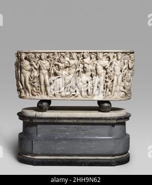 Marmorsarkophag mit dem Triumph des Dionysos und den Jahreszeiten Ca. 260–270 n. Chr. Roman dieser hochverzierte und äußerst gut erhaltene Sarkophag aus römischem Marmor kam aus der Sammlung der Herzöge von Beaufort ins Metropolitan Museum und wurde früher in ihrem Landsitz, dem Badminton House in Gloucestershire, England, ausgestellt. Eine Inschrift auf der unvollendeten Rückseite des Sarkophags dokumentiert, dass es dort im Jahr 1733 installiert wurde. Im Gegensatz zum rauen und unschönen Rücken sind die Seiten und die Vorderseite des Sarkophags mit vierzig in Hochrelief geschnitzten Menschen- und Tierfiguren verziert. Die Zentr Stockfoto