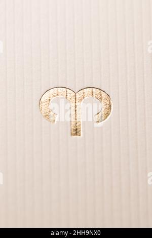 Nahaufnahme Horoskop Zeichen des Tierkreises Symbol in Blattgold, die das Sternbild Widder Stockfoto