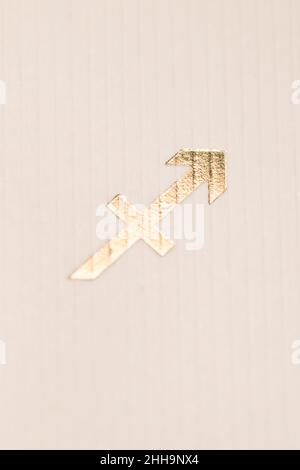 Nahaufnahme des Horoskops des Tierkreiszeichens in Blattgold, das das Sternbild Schütze darstellt Stockfoto