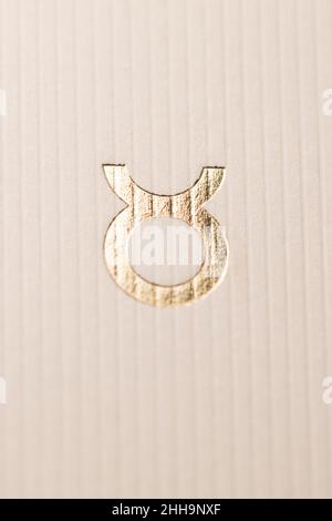 Nahaufnahme Horoskop Zeichen des Tierkreises Symbol in Blattgold, die das Sternbild Stier Stockfoto