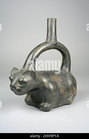 Trinkflasche mit Steigbügelauslauf und Katze 4th–7th Century Moche Dieses Keramikgefäß mit Steigbügelauslauf, das eine Pampakatze (Leopardus colocola) darstellt, wurde Mitte des ersten Jahrtausends n. Chr. von Töpfern der peruanischen Moche-Kultur hergestellt. Katzen, darunter Pumas, Jaguare und Pampakatzen, waren ein beliebtes Thema in der Keramik, Holz, Und Metall. Diese Katzen waren die mächtigsten Raubtiere an der peruanischen Nordküste, einem Gebiet, das von den Moche regiert wurde, und die Stärke und Beweglichkeit dieser Säugetiere sowie ihre Fähigkeit, viel größere Beute wie Rehe zum Opfer zu bringen, können für ihre zahlreichen Darstellungen auf Objekten sorgen Stockfoto