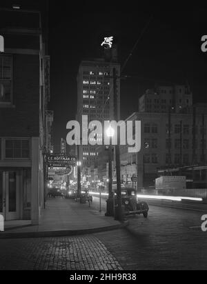 Commerce Street at Night, Dallas, Texas, USA, Arthur Rothstein, US Office of war Information/USA Farm Security Administration, Januar 1942 Stockfoto