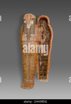 Innerer Coffin von Djedmutesankh ca. 1000–945 v. Chr. Dritte mittlere Periode die Priesterin Djedmutesankh wurde mit einer Reihe anderer Mitglieder ihrer wohlhabenden Großfamilie in einem Grab im Westjordanland in Theben begraben. Ihre erhabene Position spiegelt sich in ihren Titeln wider, zu denen „erster großer Häuptling der Khener (musikalische Truppe) von Amun“ gehört. Dies deutet darauf hin, dass sie höchstwahrscheinlich eine Frau oder Tochter eines Hohepriesters von Amun war.in Anlehnung an die Dekoration ihres äußeren Sarges wurde Djedmutesankhs innerer Sarg mit religiösen Symbolen und Reihen von Begräbtsgöttern bemalt. Auf dem Deckel, unter einem floralen Kragen, der sich Stockfoto