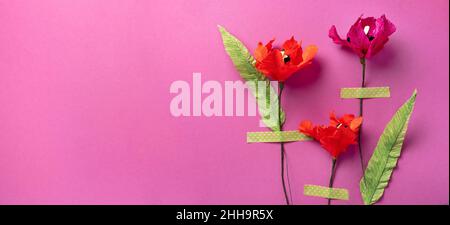 Handemade Papier rote Tulpen auf hellrosa Hintergrund. DIY und Handwerk Konzept. Langes Banner mit Kopierbereich Stockfoto