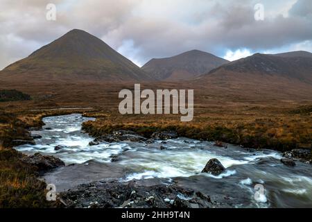 SLIGACHAN RIVER & CUILLIN HILLS SLIGACHIN ISLE OF SKYE SCHOTTLAND VEREINIGTES KÖNIGREICH Stockfoto