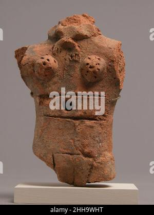 Fragment einer Figur Koptisch des 4th.–7th. Jahrhunderts Dieses handgeformte Objekt wurde in christlichen Häusern gefunden, aber Werke wie diese setzen eine lange Geschichte ägyptischer Fruchtbarkeitsfiguren fort. In den Häusern des Ortes wurden verzierte Wandnischen gefunden, die als häusliche Schreine gedacht wurden. Diese Figur könnte in einem als Votivopfer verwendet worden sein. Aus unbekannten Gründen scheint es absichtlich zerstört worden zu sein. Fragment einer Abbildung 478454 Stockfoto