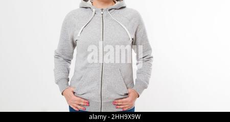 Frau in grau Sweatshirt, Hoodies. Weißer Hintergrund - Grau Pullover Hoodie Mockup abgeschnitten Bild Stockfoto