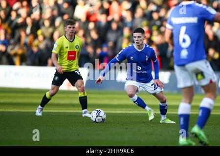 EnviroVent Stadium, Harrogate, England - 22nd. Januar 2022 Alex Hunt (26) von Oldham - während des Spiels Harrogate gegen Oldham, EFL League 2, 2021/22, im EnviroVent Stadium, Harrogate, England - 22nd. Januar 2022 Credit: Arthur Haigh/WhiteRoseFotos/Alamy Live News Stockfoto