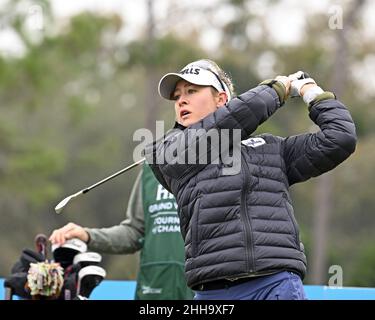 Orlando, Usa. 23rd Januar 2022. Nelly Korda aus den USA macht am Sonntag, den 23. Januar 2022, im Finallauf des Hilton Grand Vacations Tournament of Champions der LPGA 2022 im Lake Nona Golf and Country Club in Orlando, Florida, einen Anflug auf das dritte Fairway. Foto von Joe Marino/UPI Credit: UPI/Alamy Live News Stockfoto