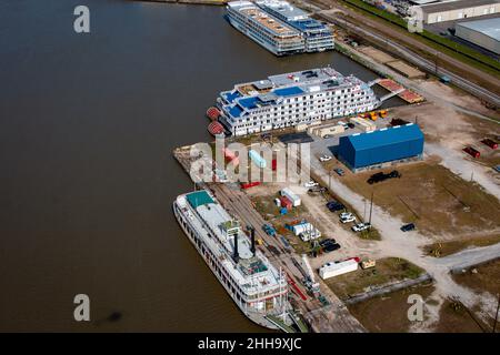 Dampfboote an ihrem Anlegeplatz in New Orleans, die Aussicht von einem Hubschrauber, Januar 10th 2022 Stockfoto