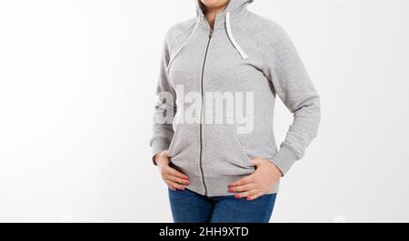 Frau mittleren Alters im grauen Kapuzenpullover-Mockup lächeln Stockfoto