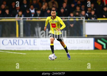 EnviroVent Stadium, Harrogate, England - 22nd. Januar 2022 Warren Burrell (6) von Harrogate - während des Spiels Harrogate gegen Oldham, EFL League 2, 2021/22, im EnviroVent Stadium, Harrogate, England - 22nd. Januar 2022 Credit: Arthur Haigh/WhiteRoseFotos/Alamy Live News Stockfoto