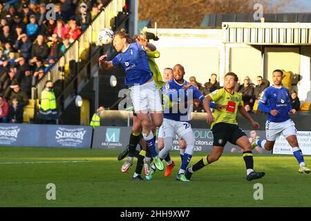 EnviroVent Stadium, Harrogate, England - 22nd. Januar 2022 Carl Piergianni (6) von Oldham führt den Ball aus einer Ecke frei - während des Spiels Harrogate gegen Oldham, EFL League 2, 2021/22, im EnviroVent Stadium, Harrogate, England - 22nd. Januar 2022 Credit: Arthur Haigh/WhiteRoseFotos/Alamy Live News Stockfoto