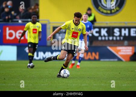 EnviroVent Stadium, Harrogate, England - 22nd. Januar 2022 Lewis Richards (33) von Harrogate - während des Spiels Harrogate gegen Oldham, EFL League 2, 2021/22, im EnviroVent Stadium, Harrogate, England - 22nd. Januar 2022 Credit: Arthur Haigh/WhiteRoseFotos/Alamy Live News Stockfoto