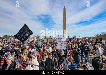 Washington, Usa. 23rd Januar 2022. Am Sonntag, den 23. Januar 2022, marschieren die Demonstranten zum Lincoln Memorial und protestieren gegen Impfmandate in der National Mall in Washington DC. Foto von Jemal Gräfin/UPI Credit: UPI/Alamy Live News Stockfoto