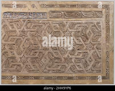 Dado Tafel 10th Jahrhundert die Inschrift auf der linken oberen Seite dieser Stuckplatte lautet: "Im Namen Gottes, des Barmherzigen, des Mitleidenden". Es stammt aus dem Innenhof eines der Häuser im Stadtteil Sabz Pushan von Nishapur. Die Anwesenheit dieser Inschrift deutet darauf hin, dass die Residenz als kleine Nachbarschaftsmoschee oder vielleicht sogar als madrasa (religiöse Hochschule) funktioniert haben könnte. Religiöse Texte wurden jedoch auch auf privaten Residenzen gefunden. Dado-Panel 450115 Stockfoto