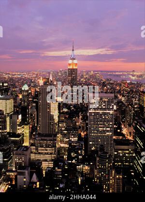 Skyline von New York City in der Abenddämmerung Stockfoto