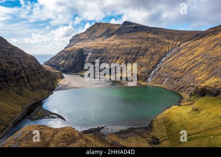 Das wunderschöne Tal von Saksun auf den Färöern mit Blick auf den Pollurin See. Stockfoto