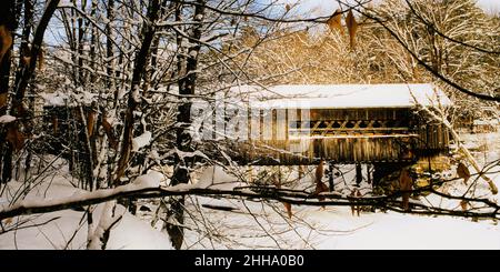 Neuengland bedeckte Brücke im Schnee Stockfoto