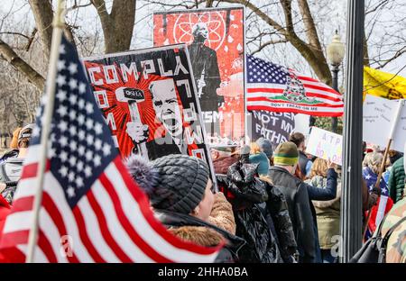 Am Sonntag, dem 23. Januar 2022, machen sich Marschierende auf den Weg zum Lincoln Memorial und protestieren gegen Impfmandate in der National Mall in Washington DC. Foto von Jemal Gräfin/UPI Credit: UPI/Alamy Live News Stockfoto