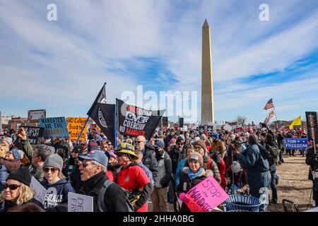 Am Sonntag, den 23. Januar 2022, marschieren die Demonstranten zum Lincoln Memorial und protestieren gegen Impfmandate in der National Mall in Washington DC. Foto von Jemal Gräfin/UPI Credit: UPI/Alamy Live News Stockfoto