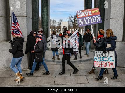 Am Sonntag, dem 23. Januar 2022, machen sich Marschierende auf den Weg zum Lincoln Memorial und protestieren gegen Impfmandate in der National Mall in Washington DC. Foto von Jemal Gräfin/UPI Credit: UPI/Alamy Live News Stockfoto