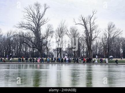 Am Sonntag, dem 23. Januar 2022, machen sich Marschierende auf den Weg zum Lincoln Memorial und protestieren gegen Impfmandate in der National Mall in Washington DC. Foto von Jemal Gräfin/UPI Credit: UPI/Alamy Live News Stockfoto