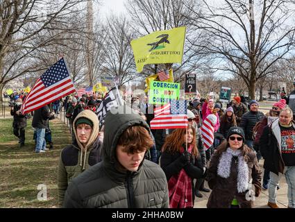 Am Sonntag, dem 23. Januar 2022, machen sich Marschierende auf den Weg zum Lincoln Memorial und protestieren gegen Impfmandate in der National Mall in Washington DC. Foto von Jemal Gräfin/UPI Credit: UPI/Alamy Live News Stockfoto