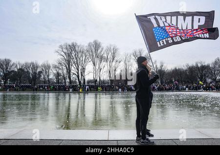 Ein Mann schwenkt eine „Trump 2024“-Flagge, als sich während eines marsches und eines Protestes gegen Impfmandate in der National Mall in Washington DC am Sonntag, dem 23. Januar 2022, Demonstranten auf den Weg zum Lincoln Memorial machen. Foto von Jemal Gräfin/UPI Credit: UPI/Alamy Live News Stockfoto