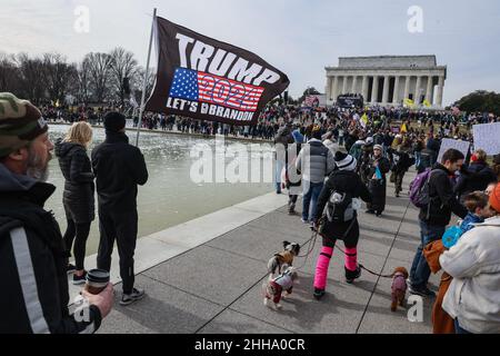 Ein Mann schwenkt eine „Trump 2024“-Flagge, als sich während eines marsches und Protest gegen Impfmandate in der National Mall in Washington, DC, am Sonntag, dem 23. Januar 2022, Demonstranten auf den Weg zum Lincoln Memorial machen. Foto von Jemal Gräfin/UPI Credit: UPI/Alamy Live News Stockfoto