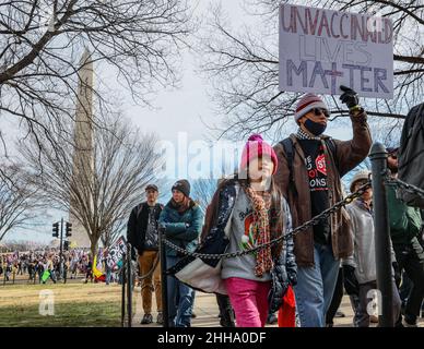 Am Sonntag, dem 23. Januar 2022, machen sich Marschierende auf den Weg zum Lincoln Memorial und protestieren gegen Impfmandate in der National Mall in Washington DC. Foto von Jemal Gräfin/UPI Credit: UPI/Alamy Live News Stockfoto