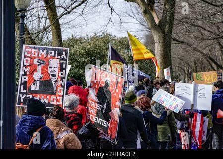 Am Sonntag, dem 23. Januar 2022, machen sich Marschierende auf den Weg zum Lincoln Memorial und protestieren gegen Impfmandate in der National Mall in Washington DC. Foto von Jemal Gräfin/UPI Credit: UPI/Alamy Live News Stockfoto