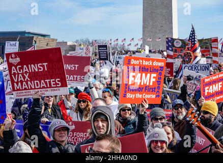 Am Sonntag, den 23. Januar 2022, marschieren die Demonstranten zum Lincoln Memorial und protestieren gegen Impfmandate in der National Mall in Washington DC. Foto von Jemal Gräfin/UPI Credit: UPI/Alamy Live News Stockfoto