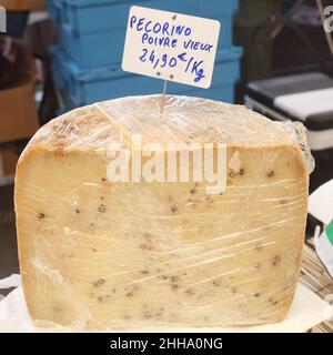 Ein großer Teil des italienischen Pecorino-Käses aus Muttermilch Stockfoto