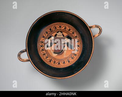 Terrakotta-Kylix: Siana-Becher (Trinkbecher) ca. 575 v. Chr. dem C-Maler zugeschrieben Interior, GorgonExterior, Avers, Achilles verfolgt Troilos und Polyxena; Reverse, PferdeDer C-Maler (verwinkelte) verdankt seinen Namen dem starken Einfluss der korinthischen Vasenmalerei auf seinen Stil. Er bevorzugte vor allem die Siana-Tasse, die ihm eine große, regelmäßig geformte Oberfläche bot, über der mythologische Erzählungen eingesetzt werden konnten. Der C-Maler hat einen späteren Moment in der Geschichte von Troilos gewählt als der Londoner Maler B 76. Der Hase und der Vogel betonen die Geschwindigkeit von Achilles' Verfolgung. Terrakotta-Kylix: Stockfoto