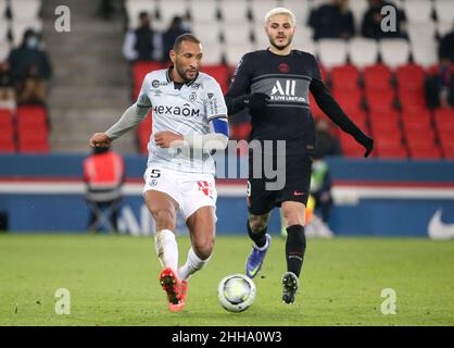 Paris, Frankreich. 23rd Januar 2022. Yunis Abdelhamid von Reims, Mauro Icardi von PSG während des Fußballspiels der französischen Ligue 1 zwischen Paris Saint-Germain und Stade de Reims am 23. Januar 2022 im Stadion Parc des Princes in Paris, Frankreich - Foto Jean Catuffe / DPPI Kredit: DPPI Media/Alamy Live News Stockfoto