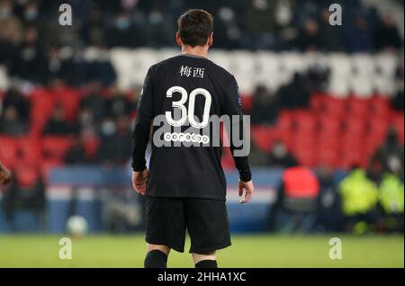 Paris, Frankreich. 23rd Januar 2022. Lionel Messi von PSG trägt seinen Namen in chinesischer Sprache auf seinem Trikot, um das chinesische Neujahr während des französischen Fußballspiels Ligue 1 zwischen Paris Saint-Germain und Stade de Reims am 23. Januar 2022 im Stadion Parc des Princes in Paris zu feiern, Frankreich - Foto Jean Catuffe / DPPI Kredit: DPPI Media/Alamy Live News Stockfoto